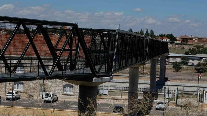 La plataforma sobre las vía del ferrocaril entre las calles Villalpando y Antón de Centenera.