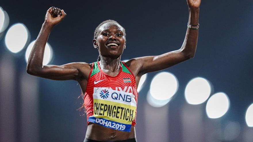 Hazaña en el maratón de Chicago: la keniana Ruth Chepngetich baja de las 2.10 horas
