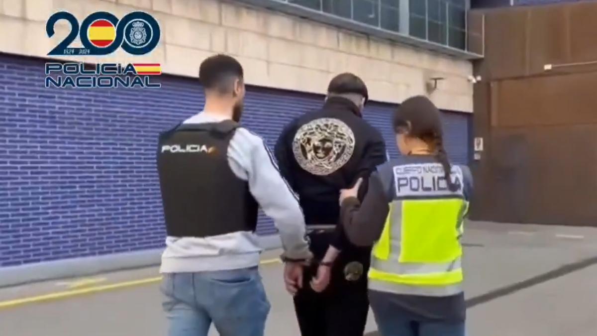 El presunto fugitivo italiano en la comisaría de la Verneda, en Barcelona, tras ser detenido.