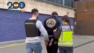 El presunto fugitivo italiano en la comisaría de la Verneda, en Barcelona, tras ser detenido.