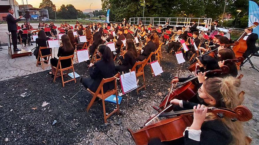 A Estrada disfruta de la Unión Musical de Meaño con el ciclo “O País das Bandas”