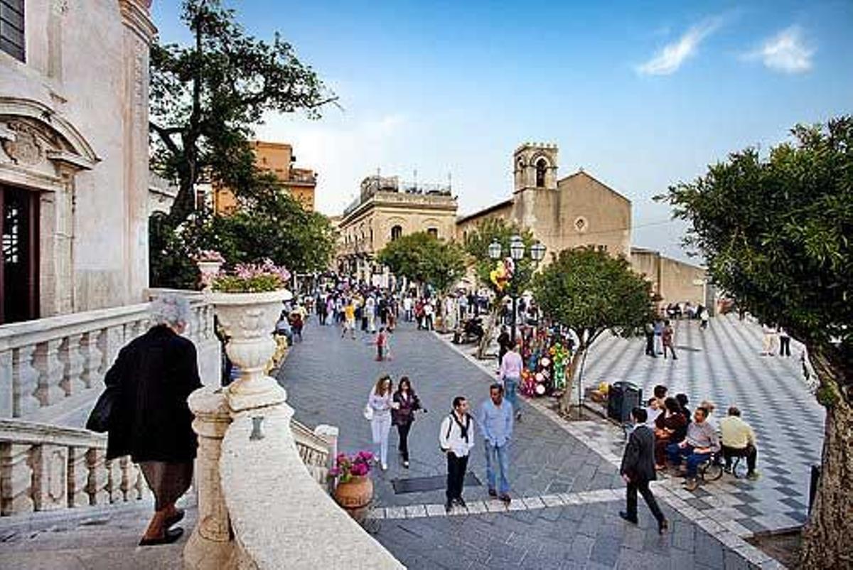 Vista general de la Plaza 9 de Abril de Taormina.