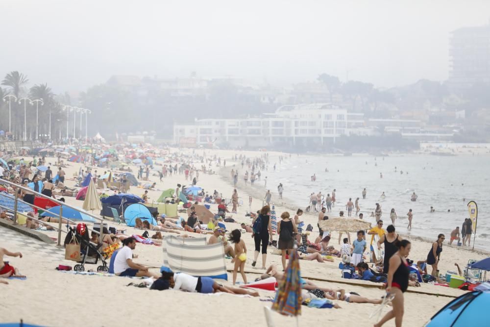 Una repentina nube gris se posó sobre Vigo a primera hora de la tarde con los arenales abarrotados.