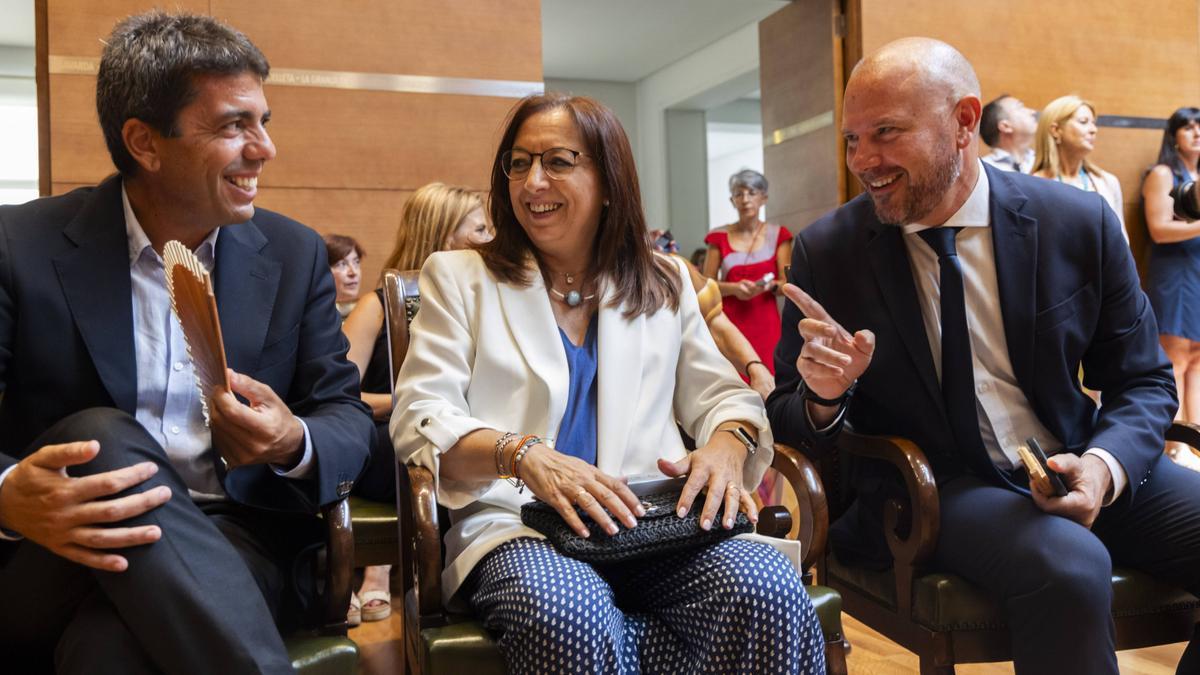 Carlos Mazón, Llanos Massó y Toni Gaspar, ayer, en los asientos de autoridades en el pleno.