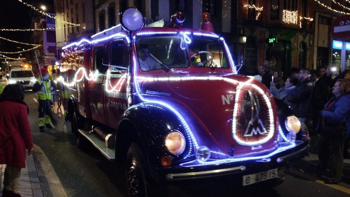 El antiguo camión de bomberos de Langreo, en la cabalgata del pasado año.