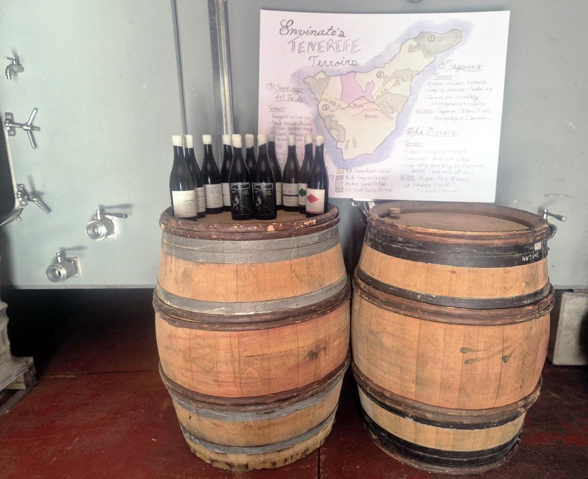 Mapa de las zonas vinícolas de Tenerife y algunos de los vinos de la bodega Envínate.