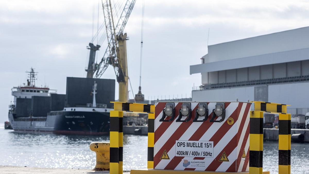 Uno de los puntos de conexión para buques que ha instalado el Puerto de Alicante.