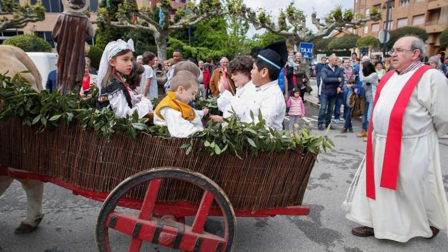 Desfile de carrozas, ayer, en Piedras Blancas.