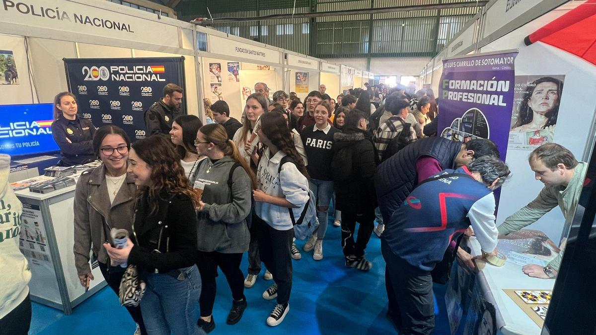 Los estudiantes llenaron el primer día del salón de Lucena.