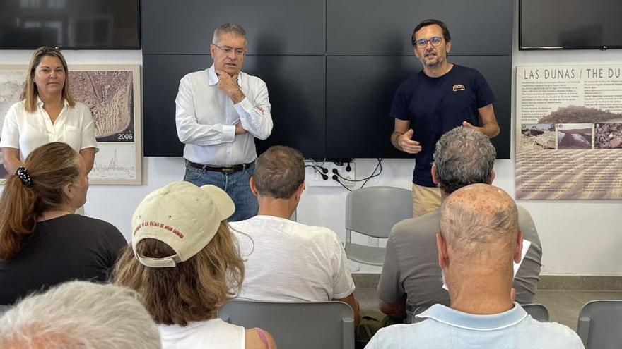 Por la izquierda, la edil Araceli Armas, el alcalde Marco Aurelio Pérez y el vicerrector Sebastián López, ayer, junto a los investigadores.
