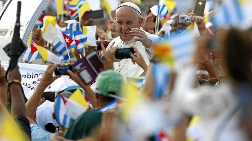 La plaça de la Revolució es va omplir de gom a gom per rebre el Papa