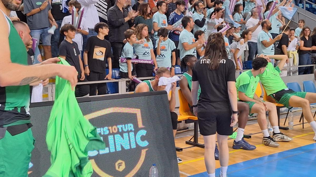 Fotogalería | Tristeza al final del partido entre el Cáceres y el Palmer Fotogalería | Tristeza al final del partido entre el Cáceres y el Palmer