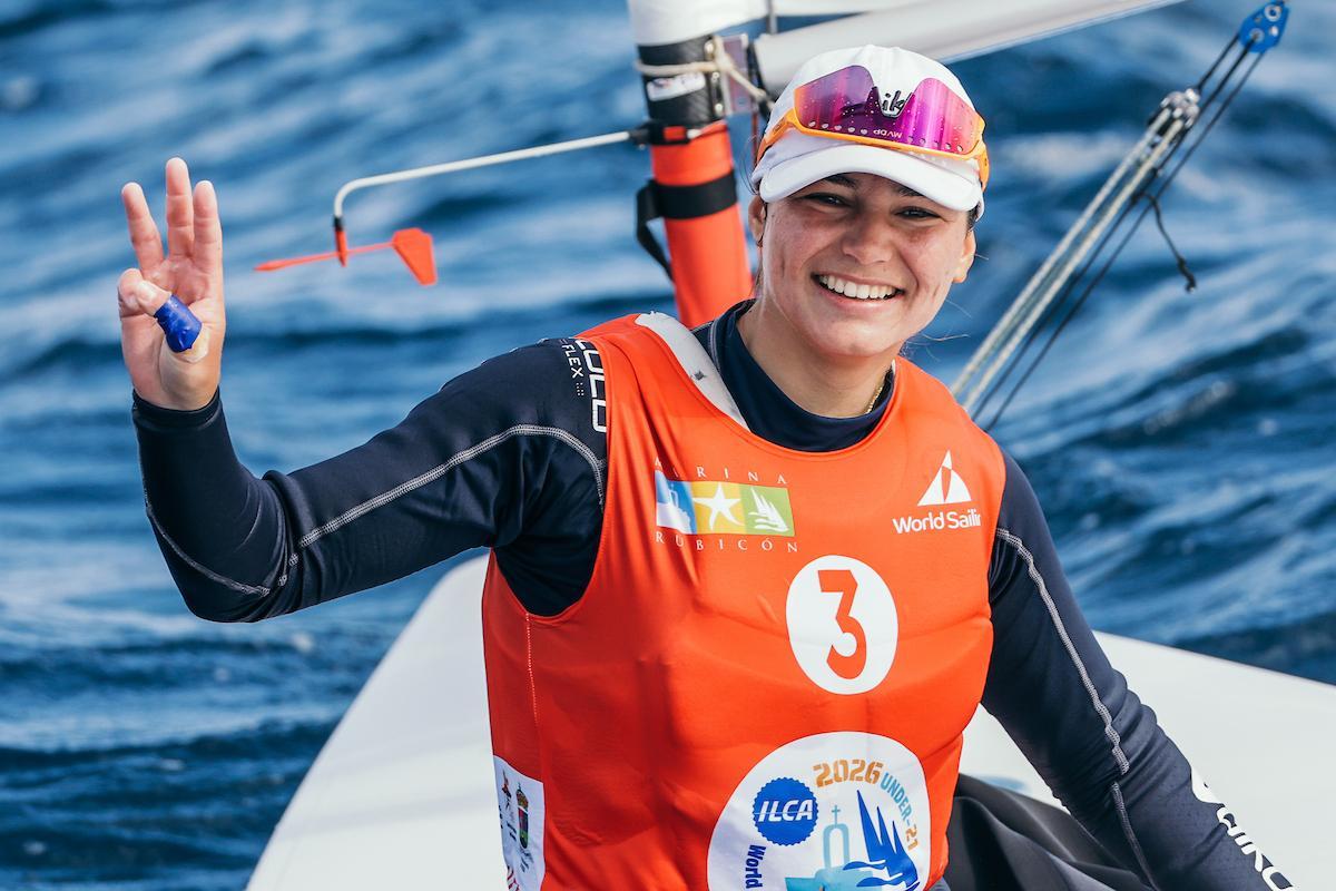 Adriana Castro celebra el bronce tras finalizar la competida jornada en Lanzarote.
