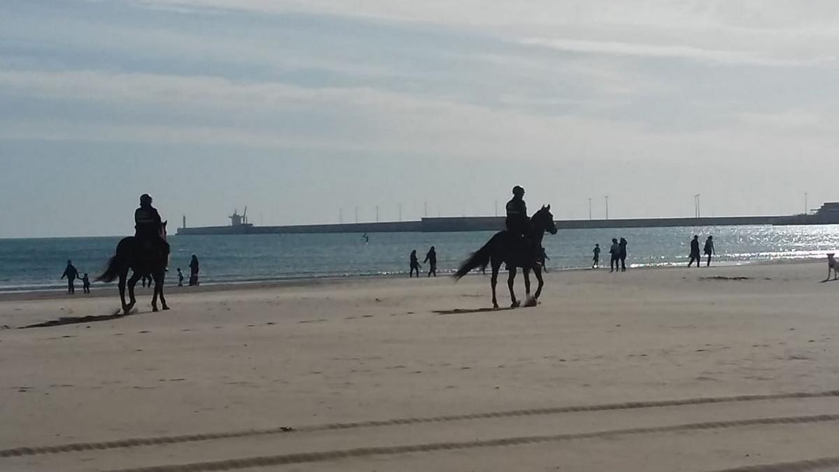 Unindades a caballo desplegadas sobre la arena