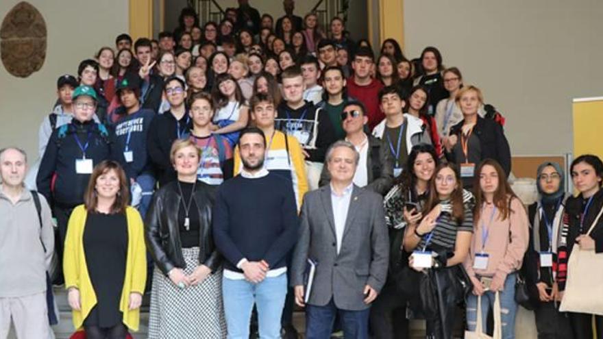 Autoridades con estudiantes y profesores del Erasmus + «Schools United by Sciencie».