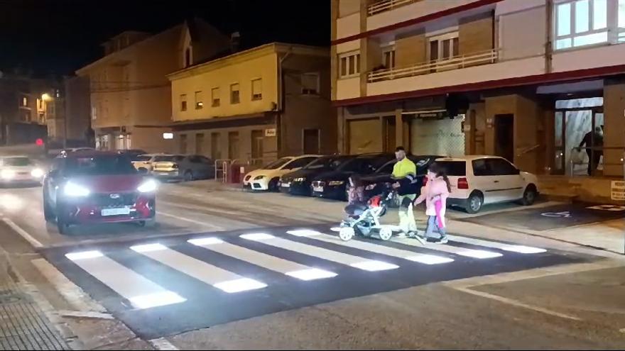 Coaña presume de paso de peatones para mejorar la seguridad vial de El Espín: Se ilumina cuando detecta un peatón y es pionero en Asturias