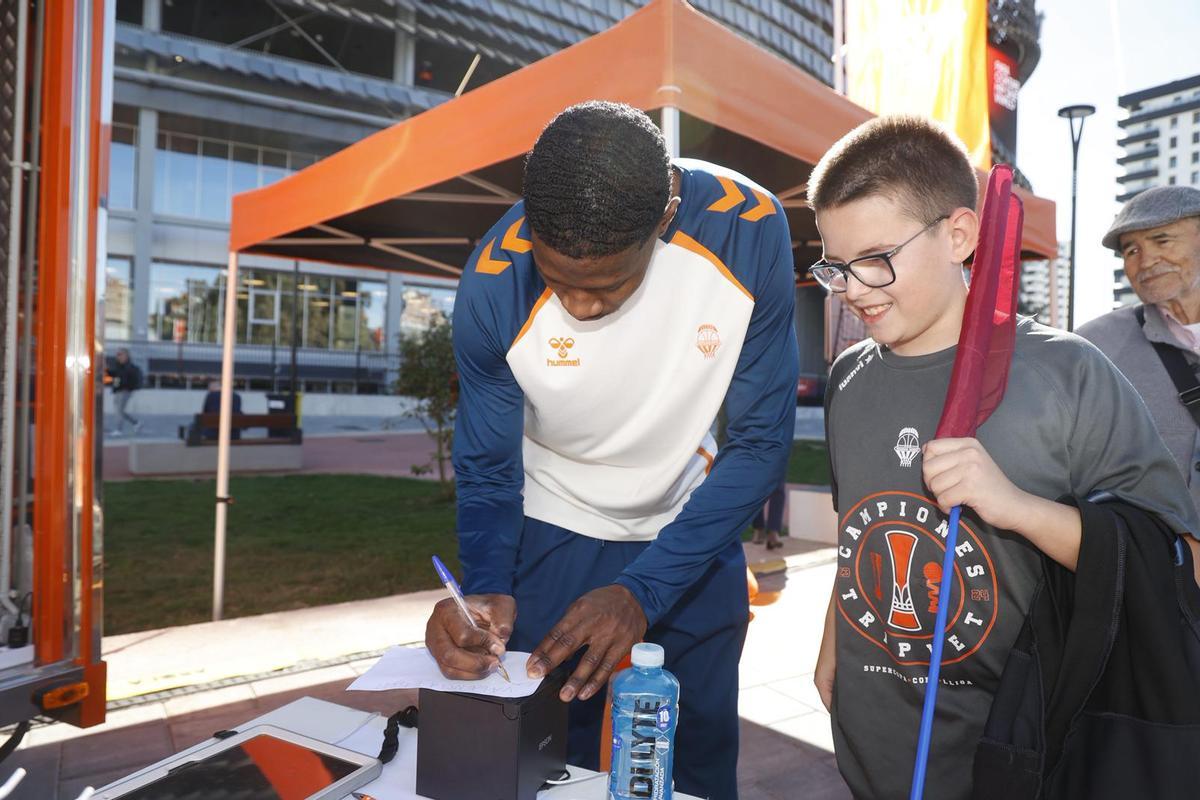 Algunos jugadores del Valencia Basket se pasan por la Fan Zone taronja