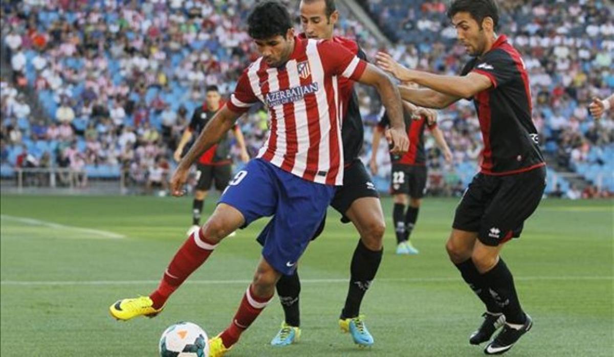Diego Costa tracta de desfer-se de dos jugadors del Rayo. Diego Costa tracta de desfer-se de dos jugadors del Rayo.