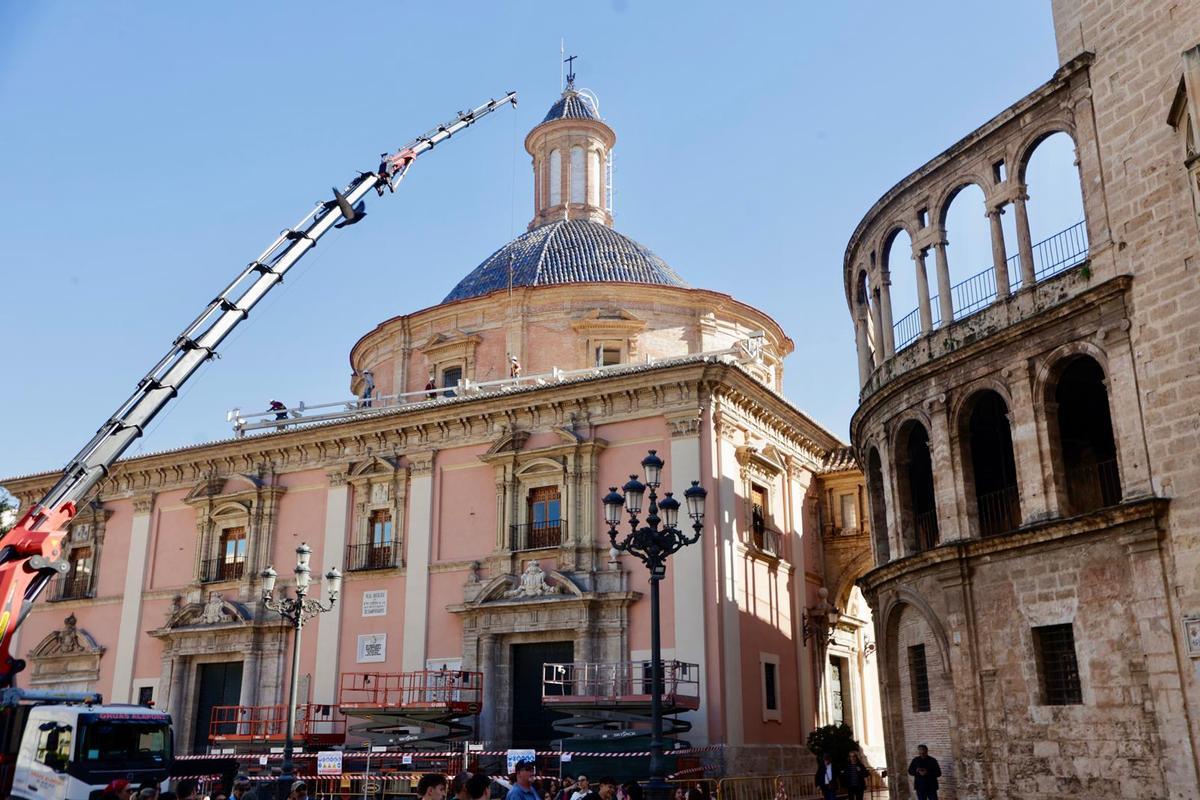 Desmontaje del toldo de la Basílica