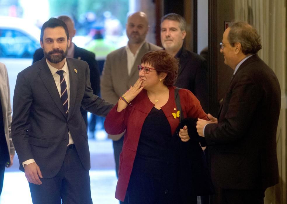 Els consellers a la presó arriben al Parlament.