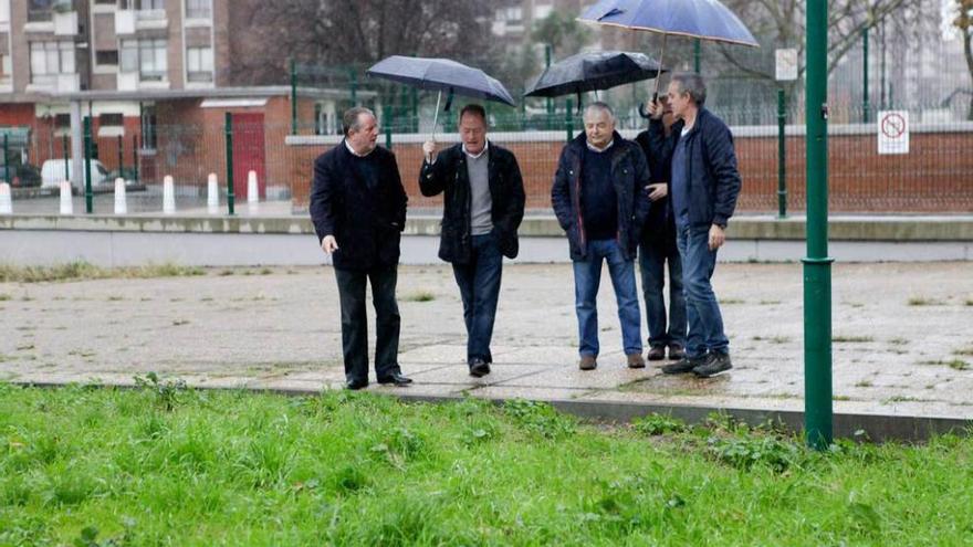 Faustino Sabio y Aurelio Martín, ayer, junto a Cañete y otros directivos de la asociación de vecinos.