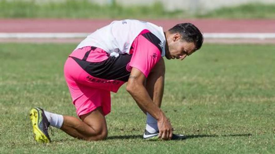 Óscar Díaz se ajusta las botas durante una sesión de trabajo en el estadio de atletismo del Monte Tossal.