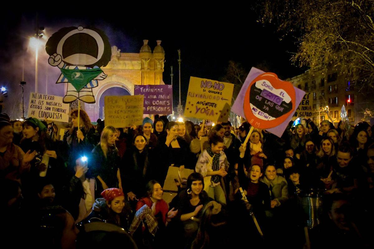Miles de mujeres se manifiestan en Barcelona por el 8M | FOTOS