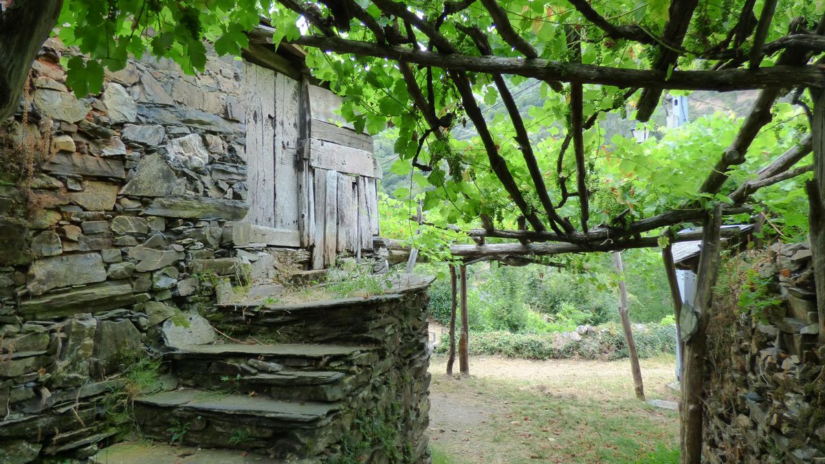 Pueblos guapos de Asturias: Riodeporcos (Ibias), al que se llega cruzando un puente