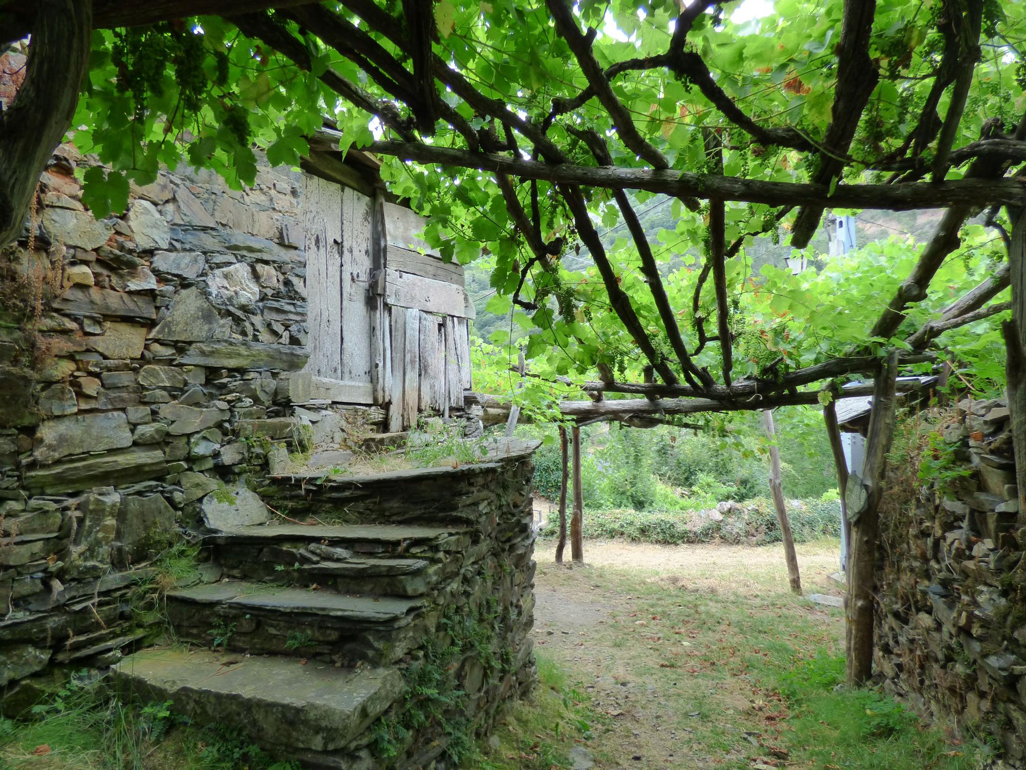 Pueblos guapos de Asturias: Riodeporcos (Ibias), al que se llega cruzando un puente