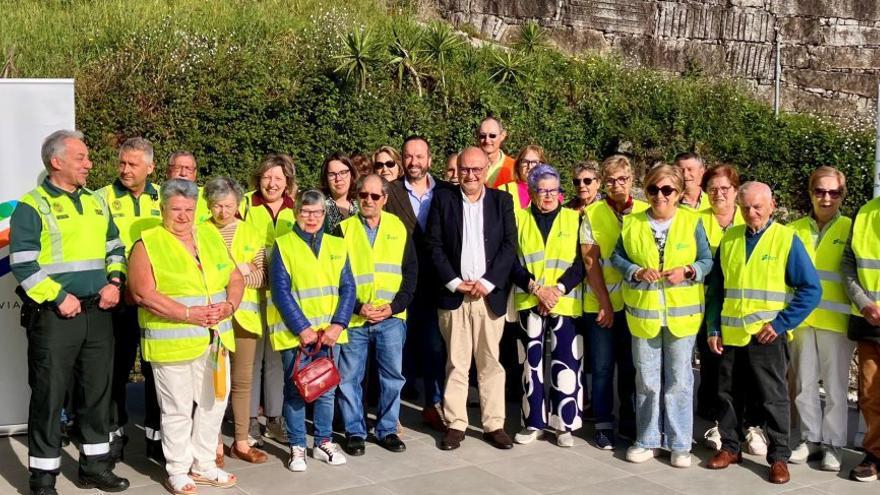 Reparto de chalecos reflectantes a peatones para evitar atropellos