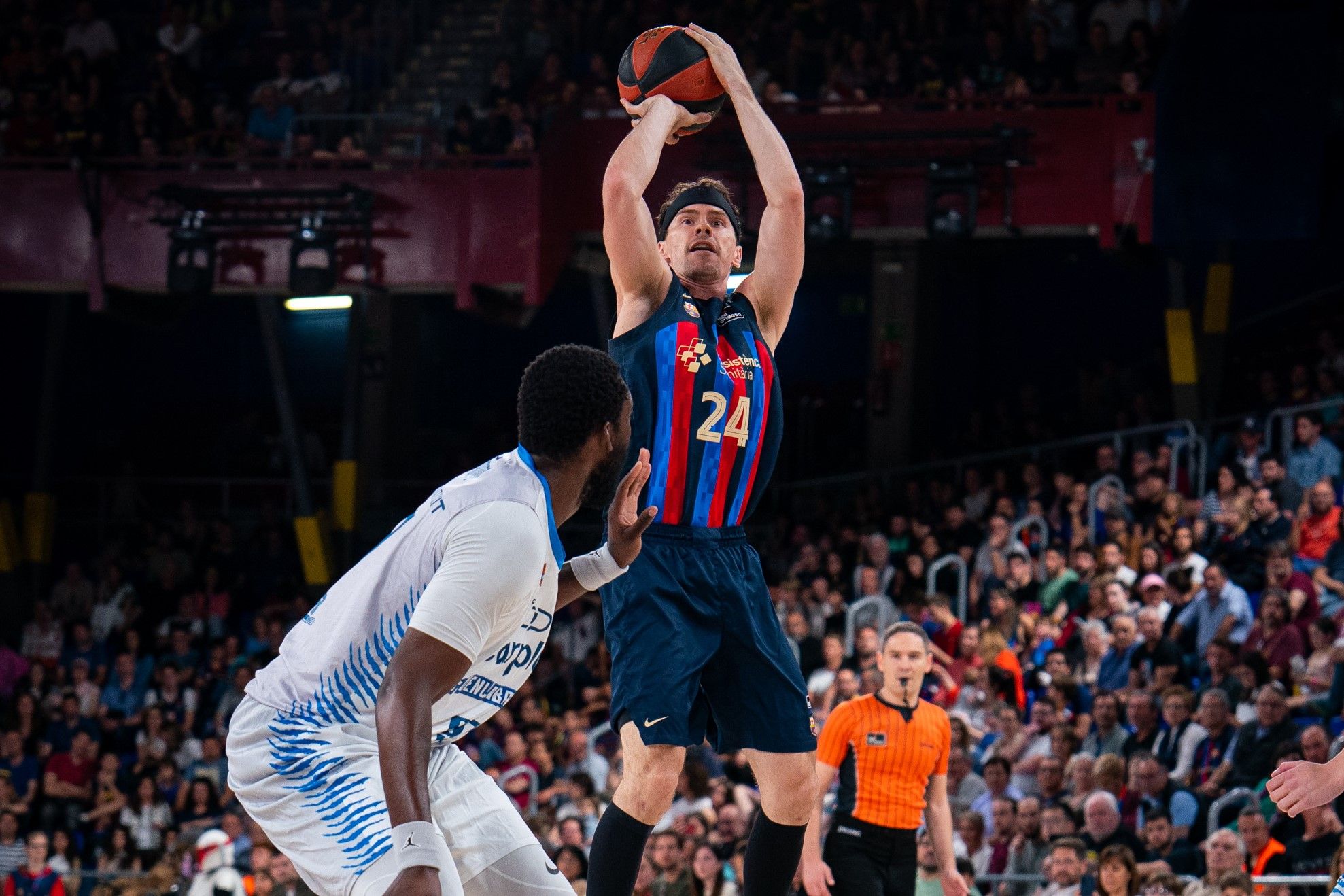 Kuric lanza un triple en el partido de este domingo ante Fuenlabrada.