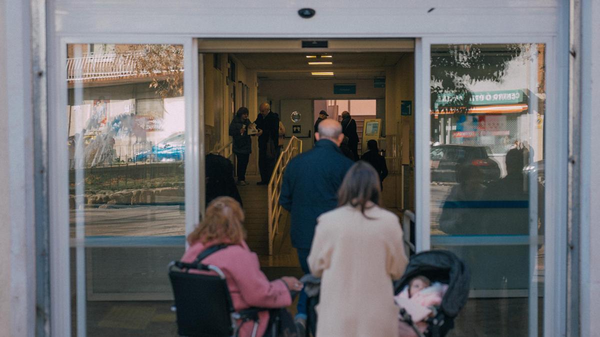 Entrada al centro de salud de Vicente Soldevilla, en Puente de Vallecas.