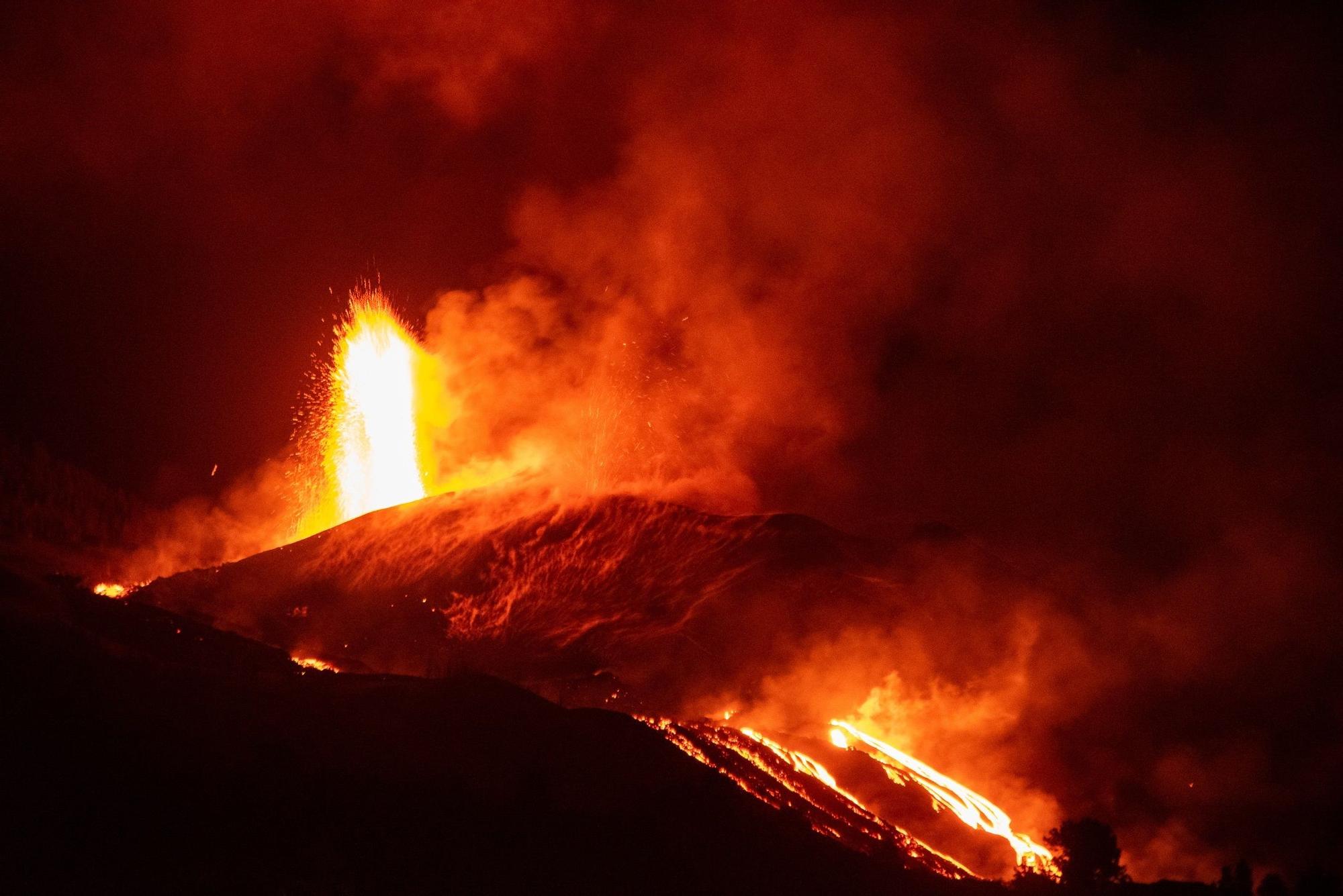 El volcán de La Palma en todo su esplendor durante la noche