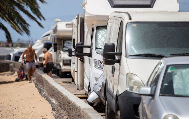 Caravanistas instalados en la zona de aparcamiento de la playa de Las Teresitas