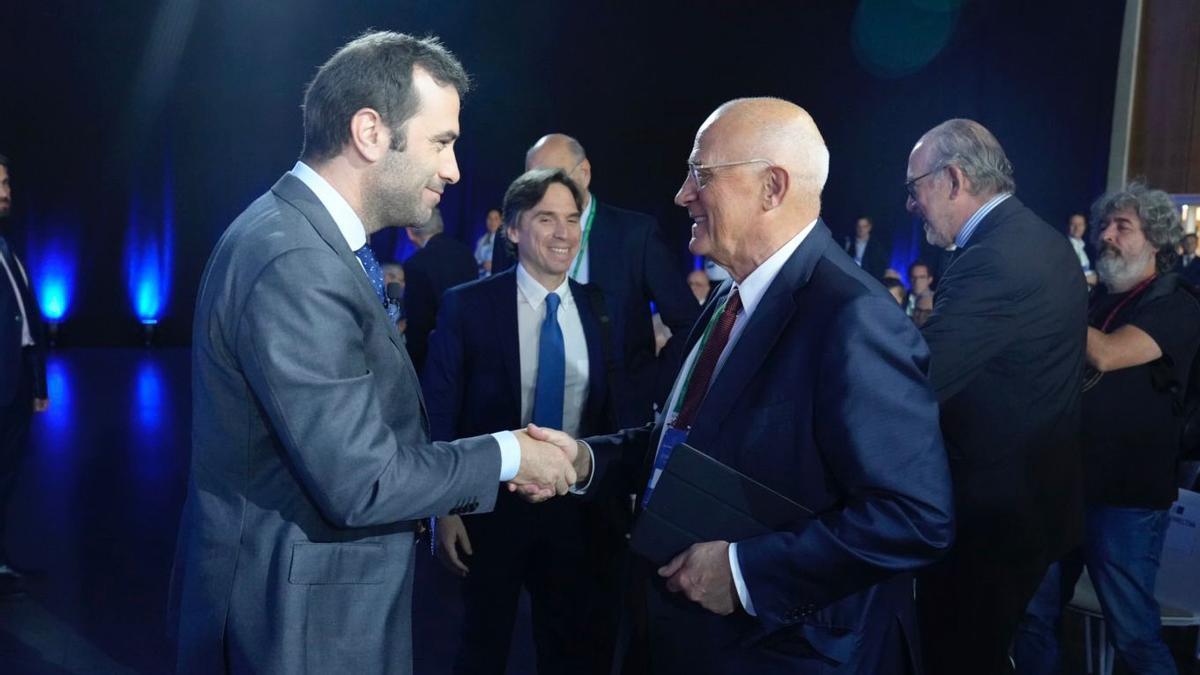 El ministro de Economía, Carlos Cuerpo, con el presidente del Sabadell, Josep Oliu.