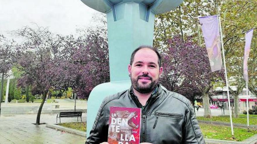 Eduardo Fernán-López con la novela en sus manos en la ciudad. | Cedida