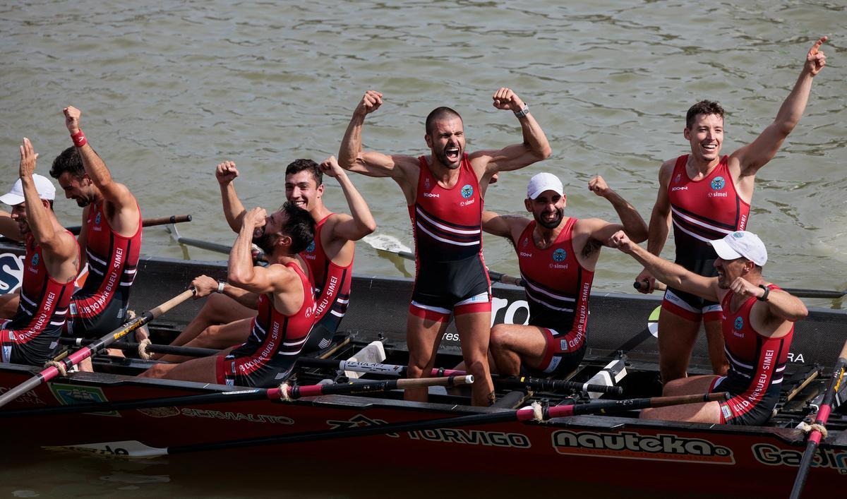 La tripulación de la "Maruxía" festeja su ascenso a bordo tras conocer los tiempos finales.