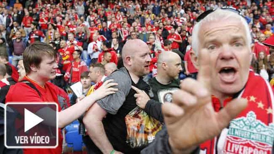 Pelea entre hinchas del Sevilla y el Liverpool en el estadio