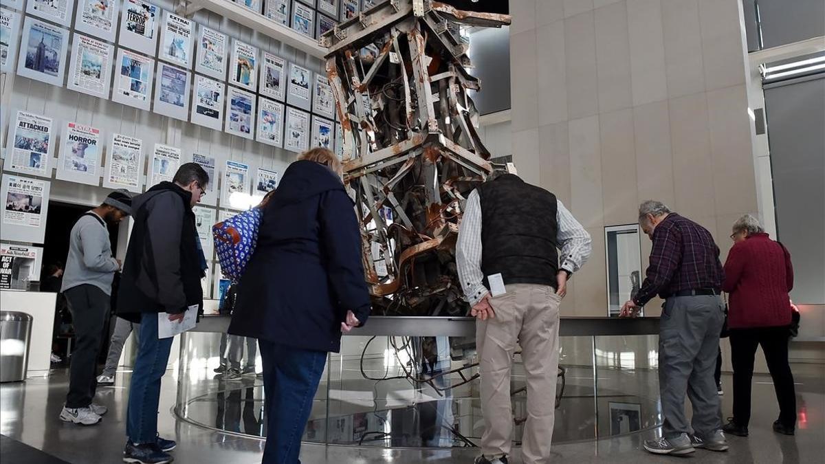 Unos visitantes del museu observan la antena de TV que coronaba la torre norte del World Trade Center de Nueva York.