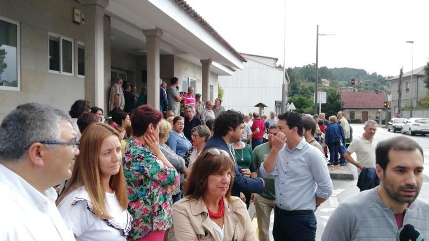 Vecinos de Ribadumia protestan contra los recortes de personal en el centro de salud