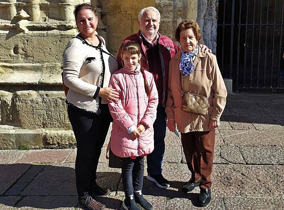 Por la izquierda: María Dolors Pellicer, su hija María Florentina, Ramón Ros y María Colomé, a las puertas de la Catedral.