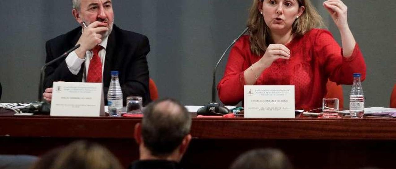 El decano del Colegio de Abogados de Gijón, Sergio Herrero, y la magistrada Estrella González, ayer, en el recinto ferial Luis Adaro.