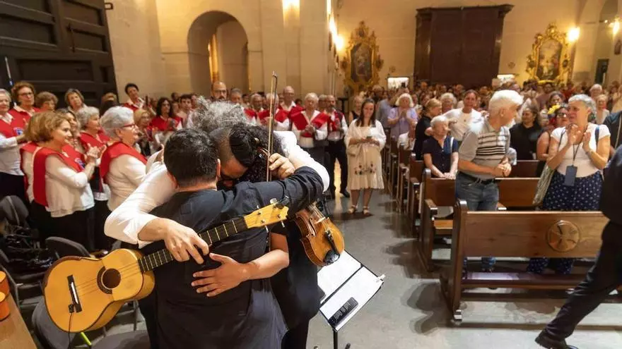 San Nicolás se llena de emoción en la misa por las víctimas del terremoto de Venezuela