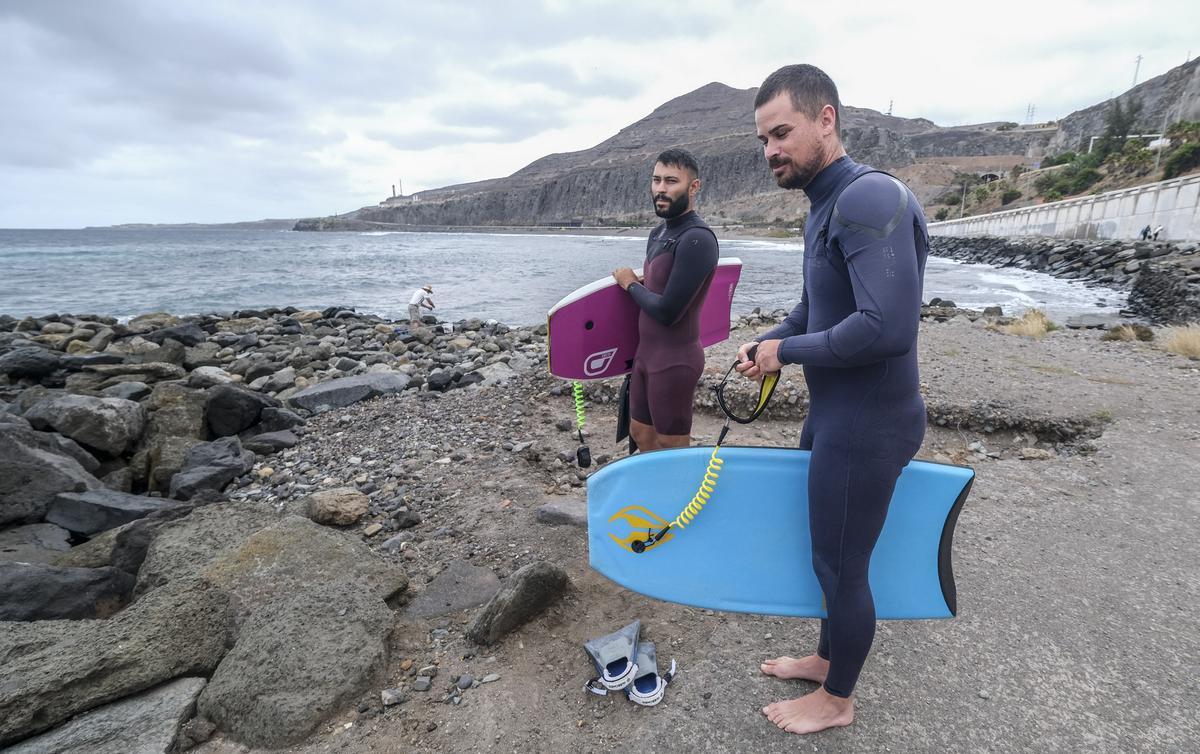 Adonay Rodríguez y su primo Juanfra Rodríguez, a punto de coger olas en la playa este sábado.