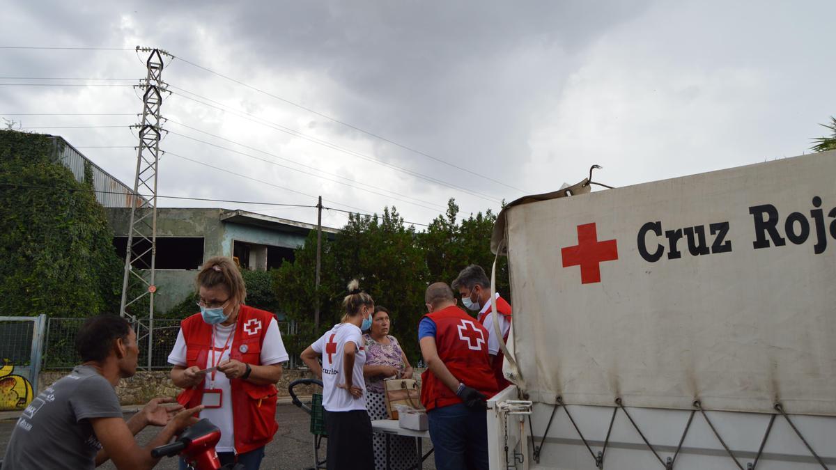 Intervención social de trabajadores de Cruz Roja en un asentamiento de Córdoba.