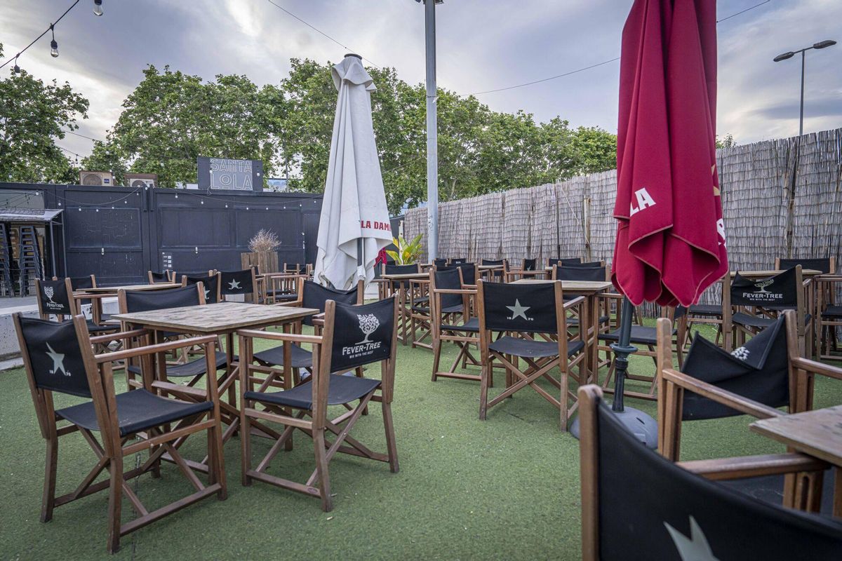 Badalona desaloja el popular bar de tardeos Santa Lola ante el malestar de los propietarios