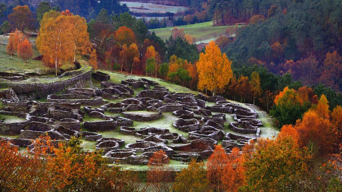 El impresionante Castro de Coaña, uno de los poblados fortificados más antiguos y mejor conservados del noroeste peninsular, rodeado de bosques teñidos de otoño.
