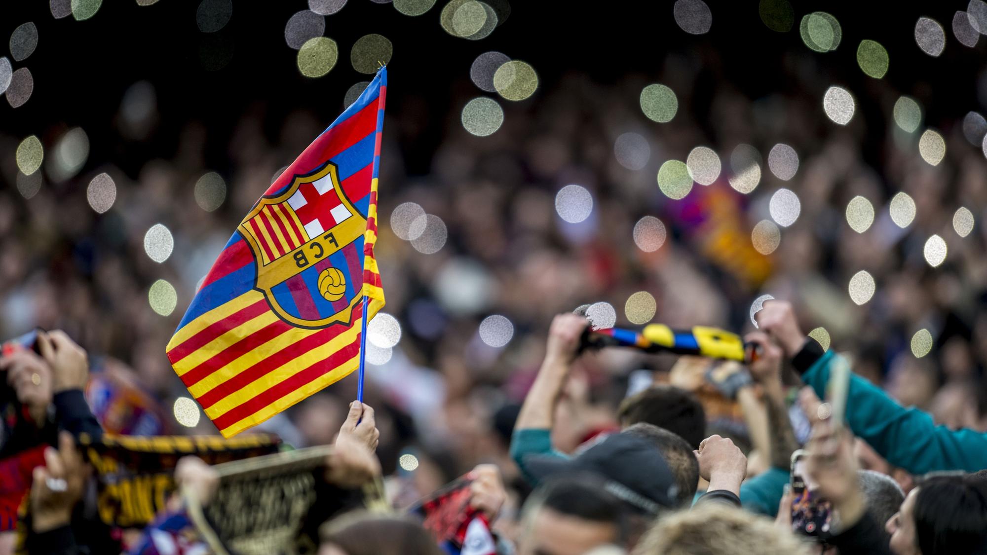 Una bandera azulgrana en el Nou Camp