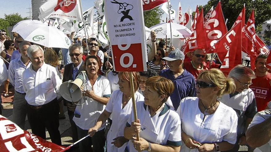 Las conserjes de la Universidad Laboral se quejan de que ejercen de vigilantes