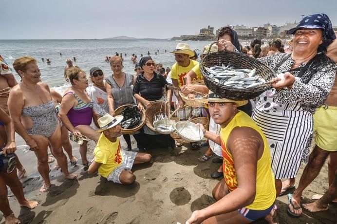 20/08/2017 MELENARA, TELDE.  Varada del Pescado en Melenara. Un grupo de señoras ataviadas de pescadoras representaron la venta tradicional del pescado por la playa de Melenara. FOTO: J. PÉREZ CURBELO